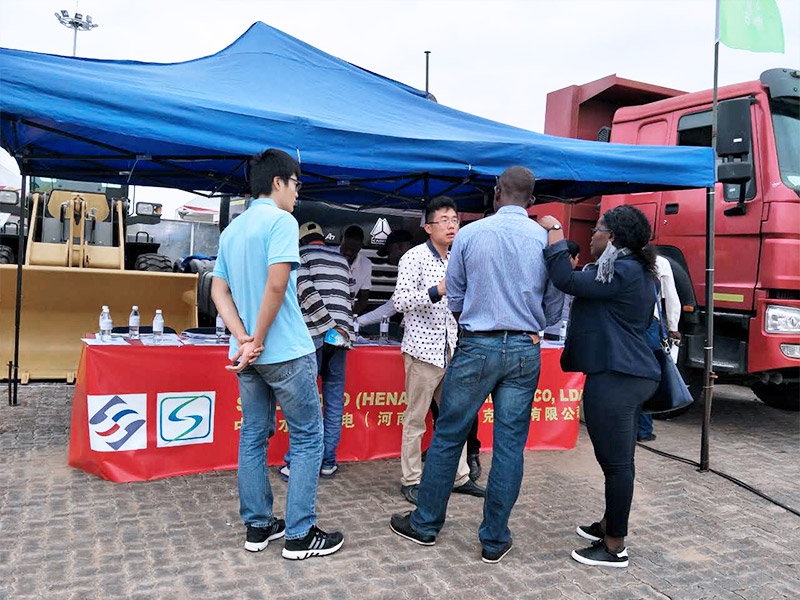 在2019年马普托国际博览会中，中国重汽团队向参观人员介绍自卸车产品